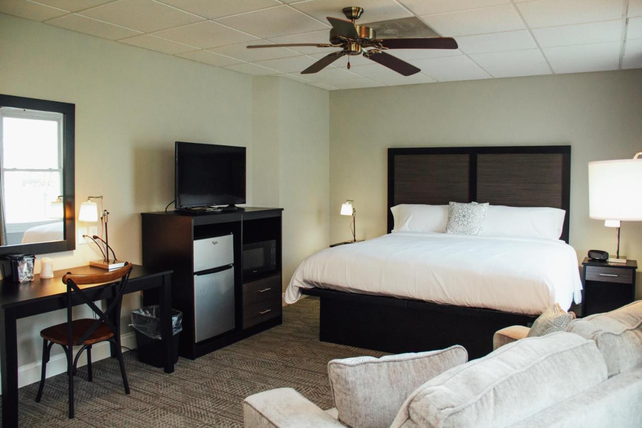 Country Squire Inn And Suites 뉴홀란드 외부 사진