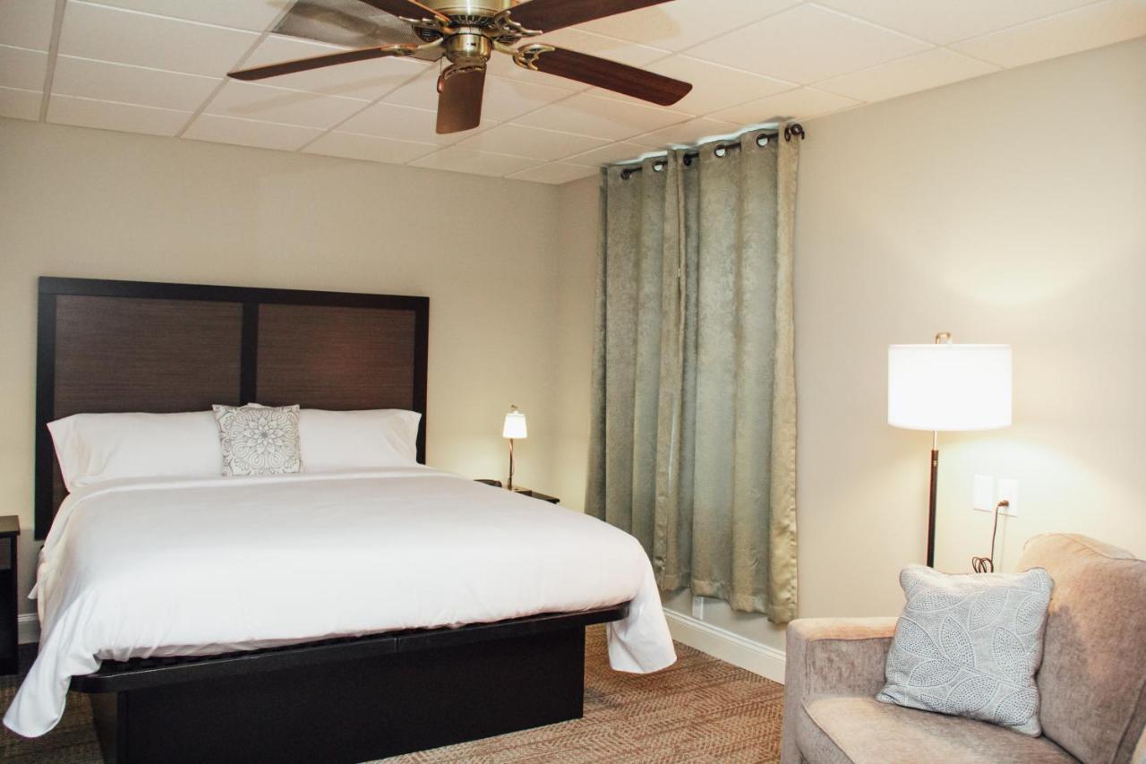 Country Squire Inn And Suites 뉴홀란드 외부 사진