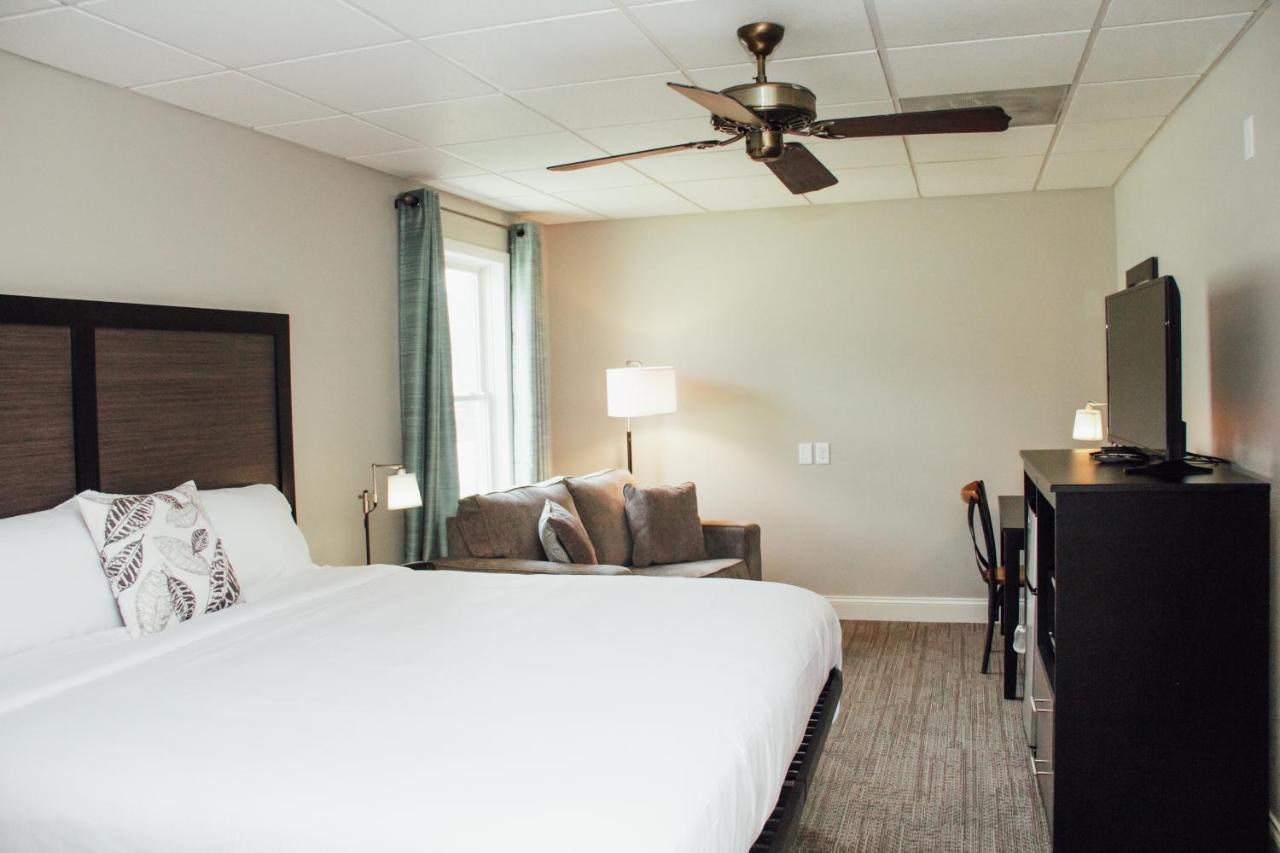 Country Squire Inn And Suites 뉴홀란드 외부 사진