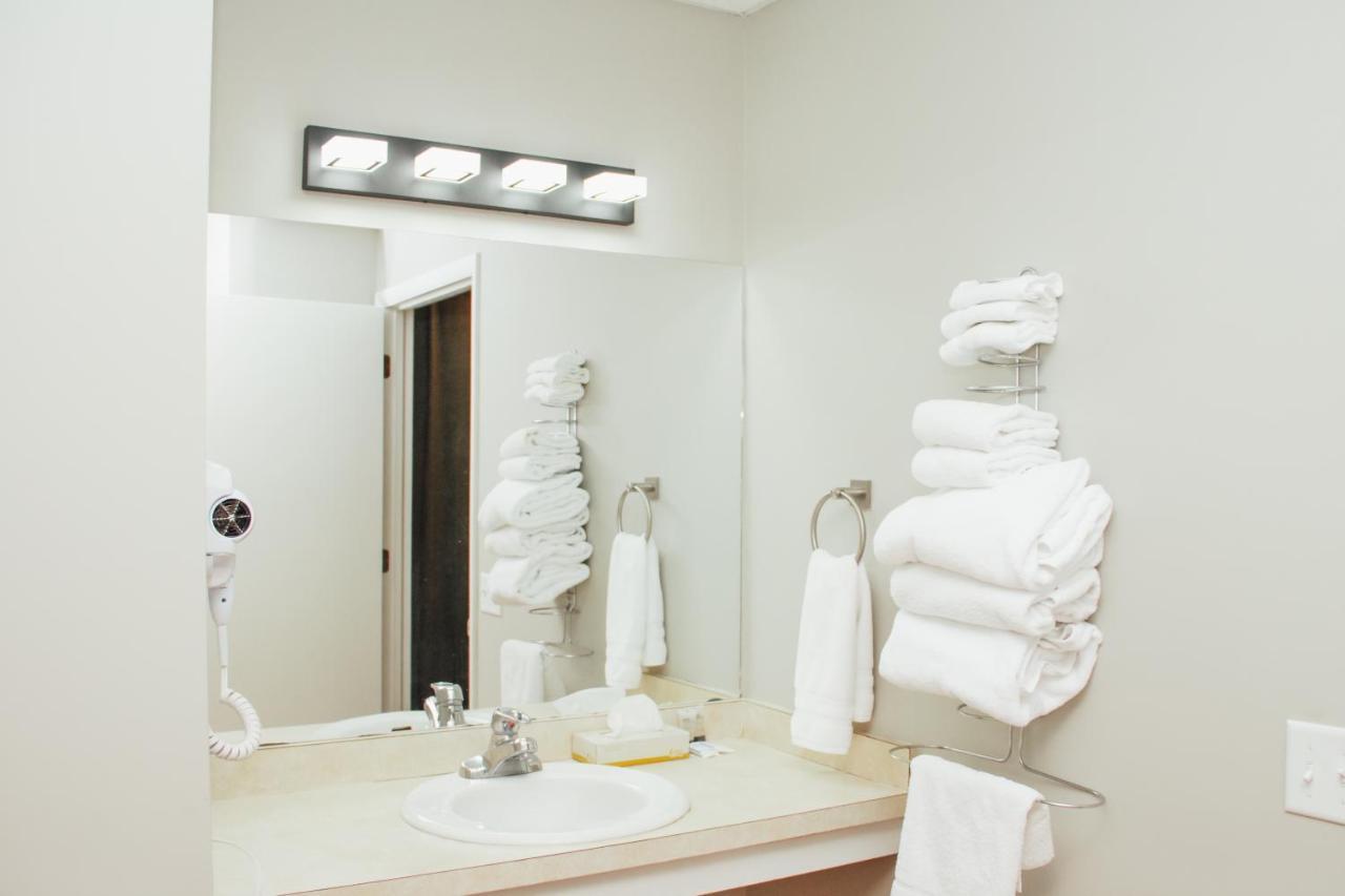 Country Squire Inn And Suites 뉴홀란드 외부 사진