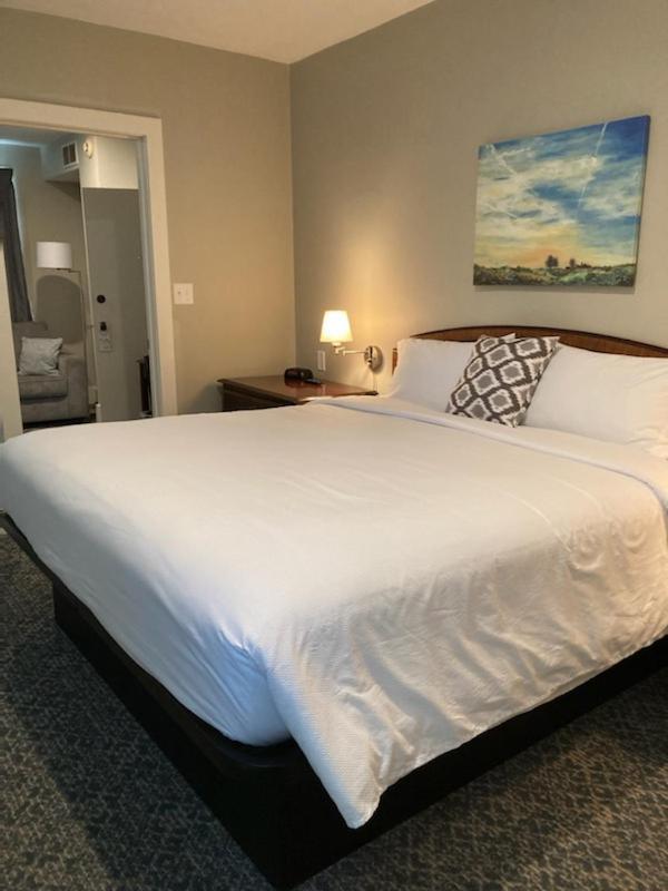 Country Squire Inn And Suites 뉴홀란드 외부 사진