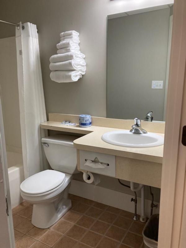Country Squire Inn And Suites 뉴홀란드 외부 사진