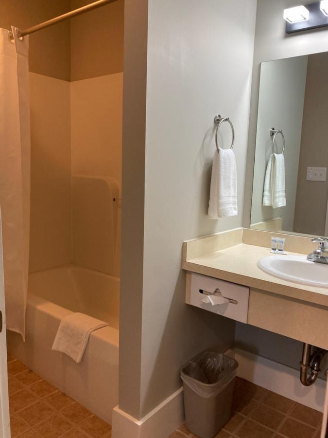 Country Squire Inn And Suites 뉴홀란드 외부 사진