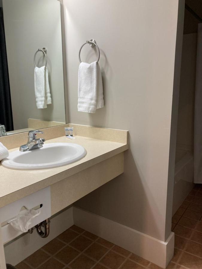 Country Squire Inn And Suites 뉴홀란드 외부 사진