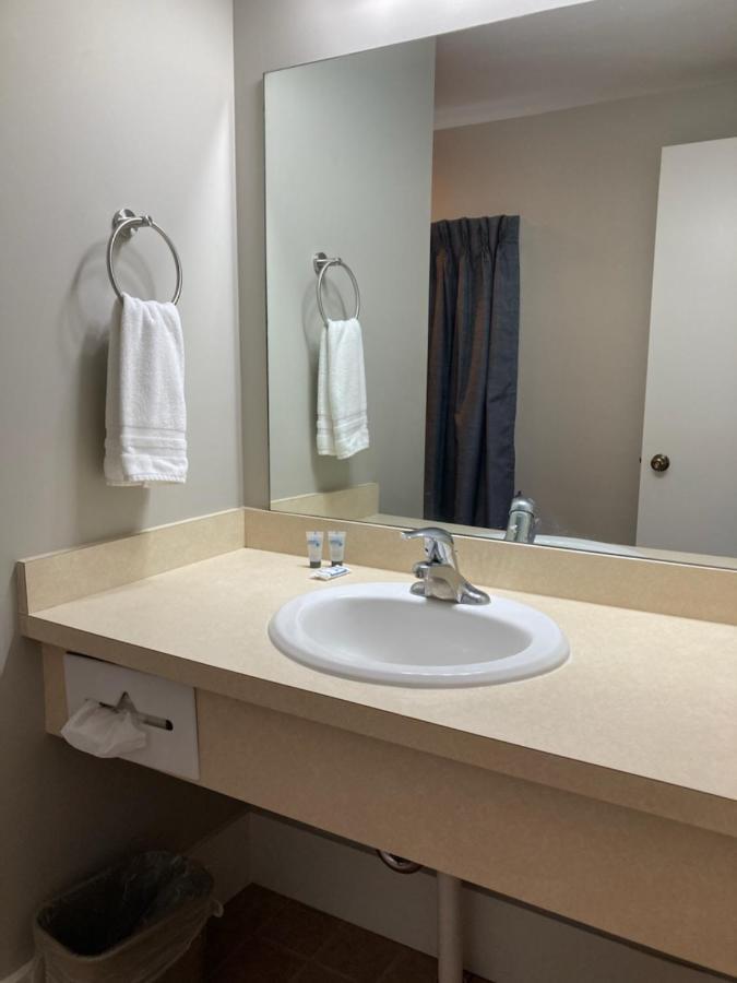Country Squire Inn And Suites 뉴홀란드 외부 사진