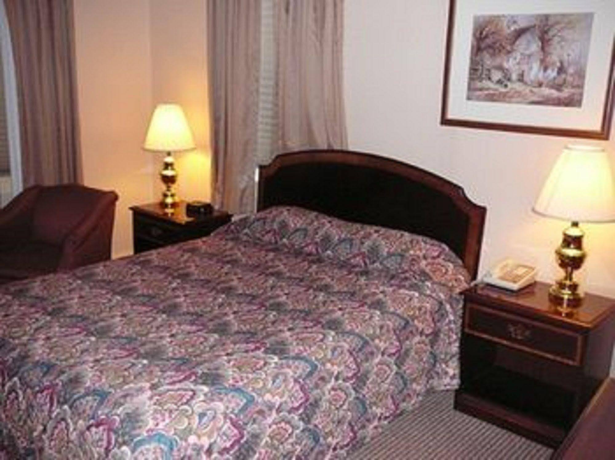 Country Squire Inn And Suites 뉴홀란드 외부 사진