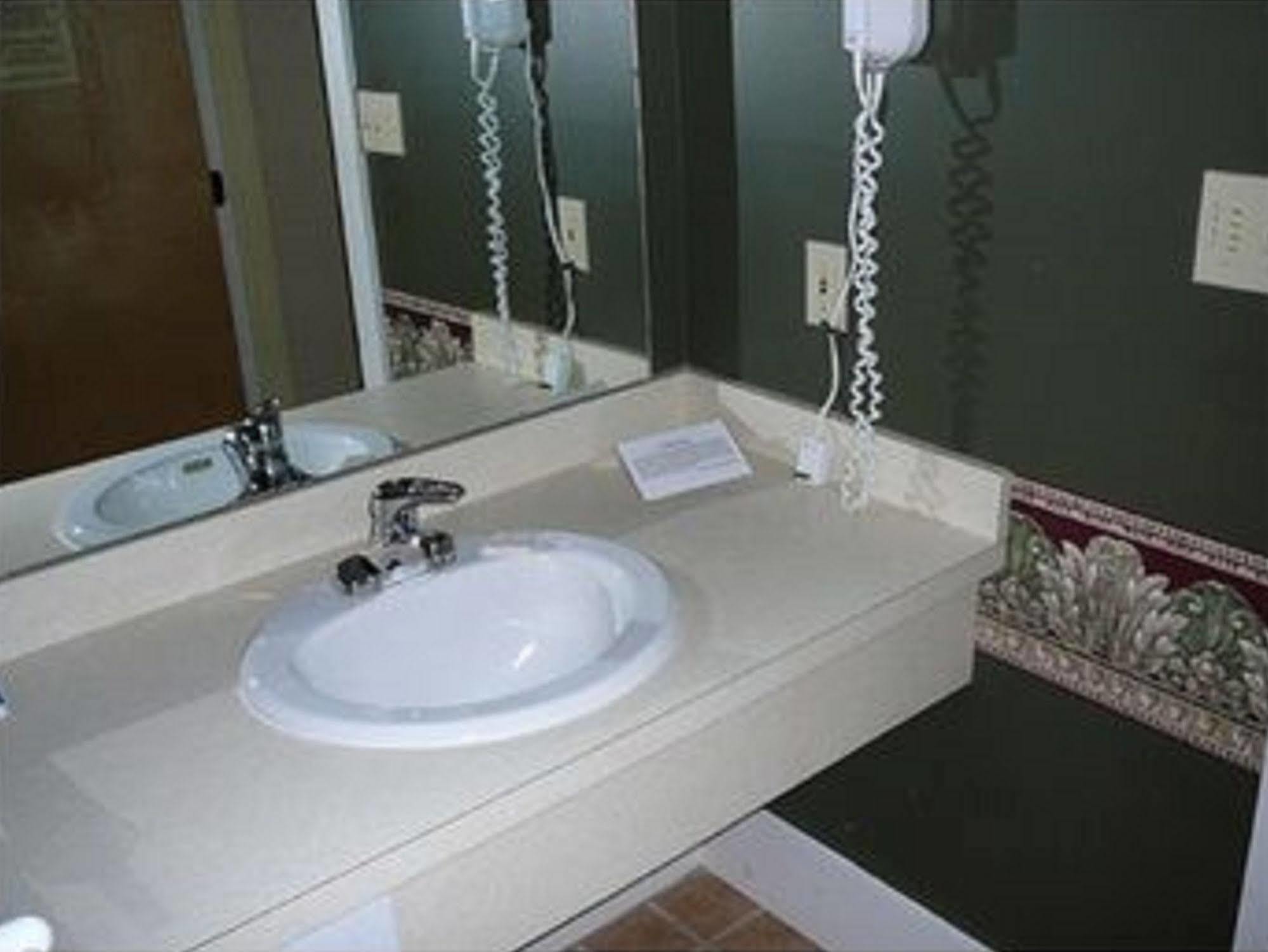Country Squire Inn And Suites 뉴홀란드 외부 사진